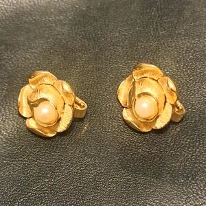VINTAGE 1960s SIGNED CROWN TRIFARI CLIP ON EARRINGS